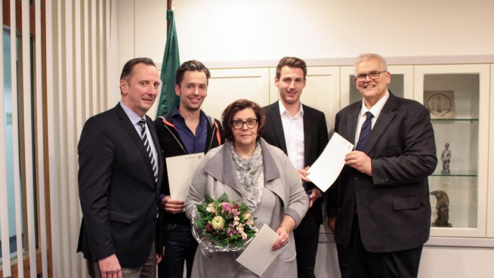 von rechts: Regierungspräsident Hans Josef Vogel, Frederik Schäfer, Martina Weber, Sebastian Schulte, Thomas Sommer, Bezirksregierung Arnsberg