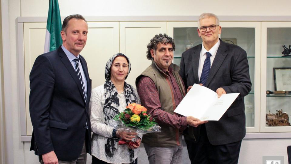 von rechts. Regierungspräsident Hans-Josef Vogel, Abdulmanaf Mohamad, Frau Mohamad, Thomas Sommer, Bezirksregierung Arnsberg