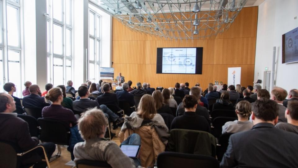 Guppenfoto: Klimadialog im großen Sitzungssaal der Bezirksregierung