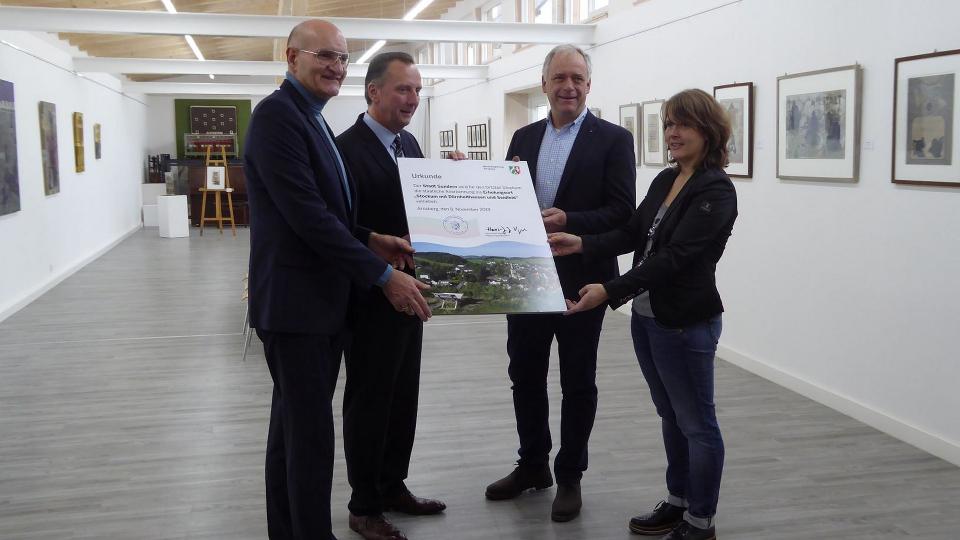 von links nach rechts: Ralph Brodel (Bürgermeister der Stadt Sundern), Thomas Sommer (Leiter der Abteilung 2 der Bezirksregierung Arnsberg), Reimund Klute (Ortsvorsteher des Ortsteiles Stockum), Nina Drees (Verkehrsverein Stockum)