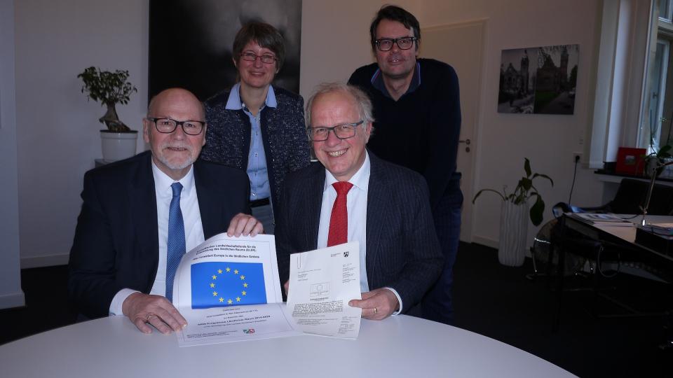 v.l.n.r. Abteilungsleiter Bernd Müller und die zuständige Expertin Dagmar Schlaberg von der Bezirksregierung Arnsberg, Bürgermeister Dirk Glaser und Baudezernent Jens Hendrix von der Stadt Hattingen