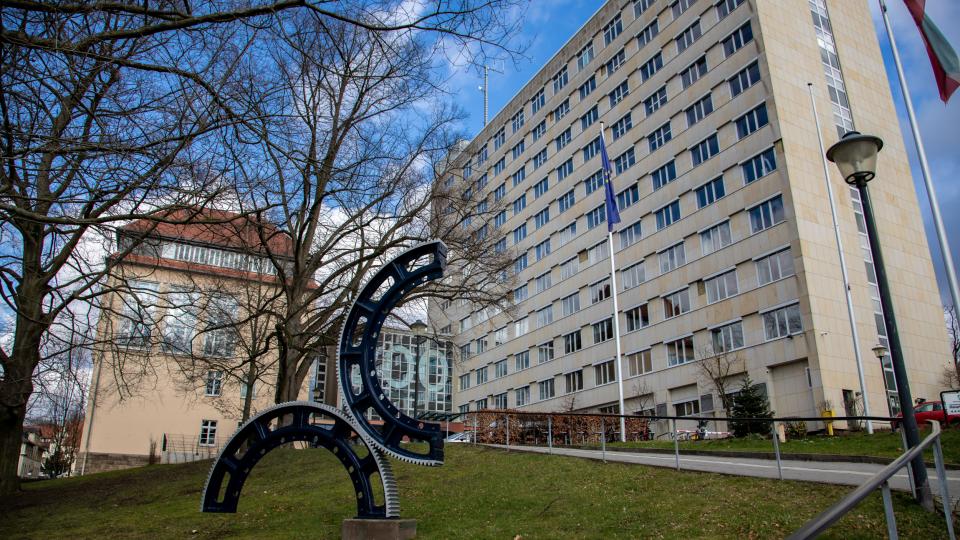 Blick auf den Hautpeingang des Dienstgebäudes Seibertzstraße 1 in Arnsberg