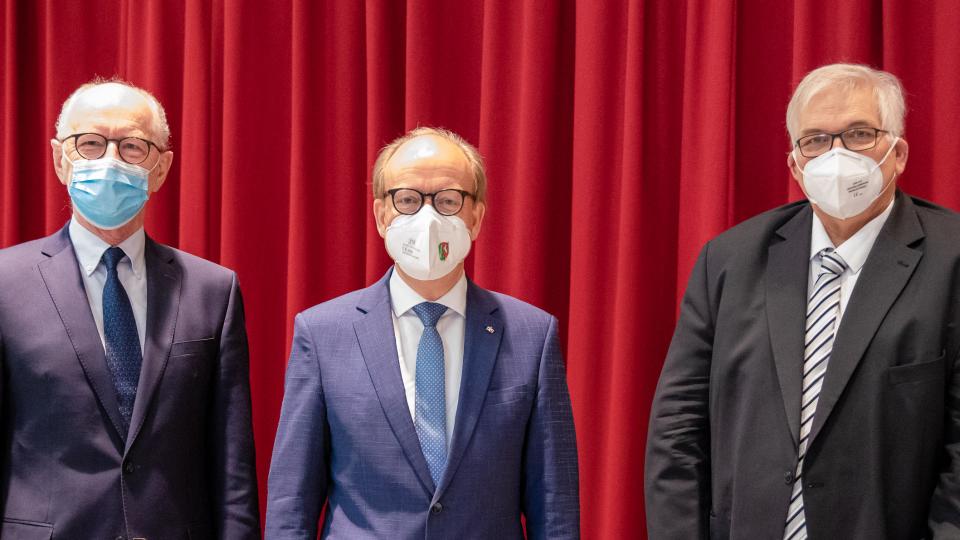 von links: Hermann Josef Droege bisheriger und wiedergewählter Vorsitzender des Regionalrates Arnsberg, Landtagspräsident André Kuper, Regierungspräsident Hans-Josef Vogel.