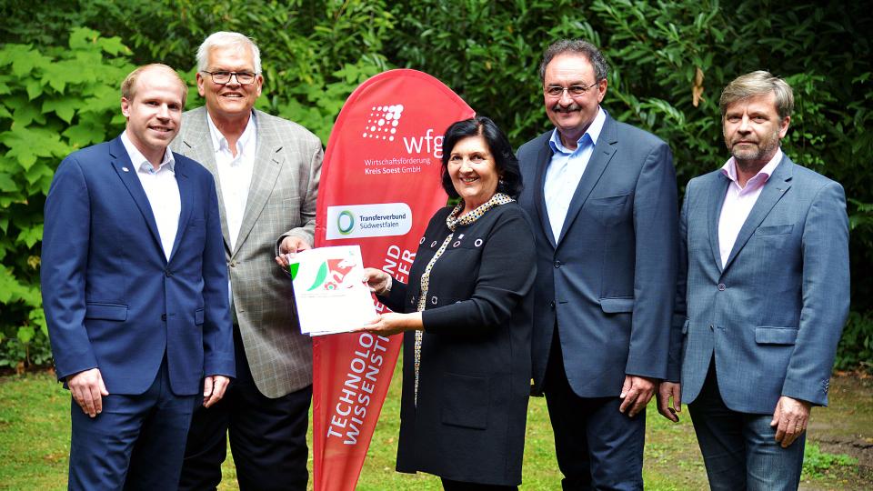von links: Markus Helms, wfg Wirtschaftsförderung Kreis Soest GmbH, Regierungspräsident Hans Josef Vogel, Landrätin Eva Irrgang, Geschäftsführer Jochen Schröder, Gesellschaft zur Wirtschafts- und Strukturförderung im Märkischen Kreis mbH, und Geschäftsführer Thomas Junge, Gesellschaft für Wirtschaftsförderung Iserlohn mbH