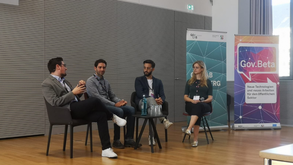 Pannel von Links nach Rechts: Nils Hoffmann (Leiter GovLab Arnsberg), Denes Kücük (stelv. CIO Stadt Dortmund), Faruk Tuncer (CEO & Gründer Polyteia), Christina Lang (Geschäftsführerin Tech4Germany)