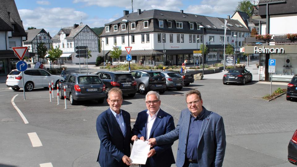 (v.li.) Ferdinand Aßhoff, Leiter der Abteilung Regionale Entwicklung, Kommunalaufsicht und Wirtschaft bei der Bezirksregierung Arnsberg, mit Bürgermeister Wolfgang Fischer und Hubertus Schulte, Leiter des Fachbereichs Bauen und Stadtentwicklung