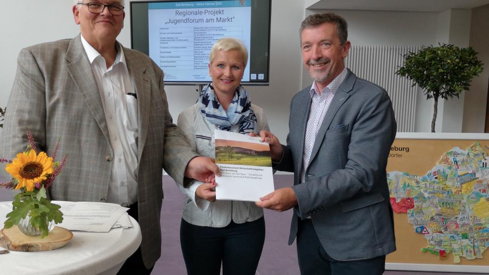 von links: Regierungspräsident Hans Josef Vogel, Anke Fuchs-Dreisbach MdL, Bürgermeister Bernd Fuhrmann