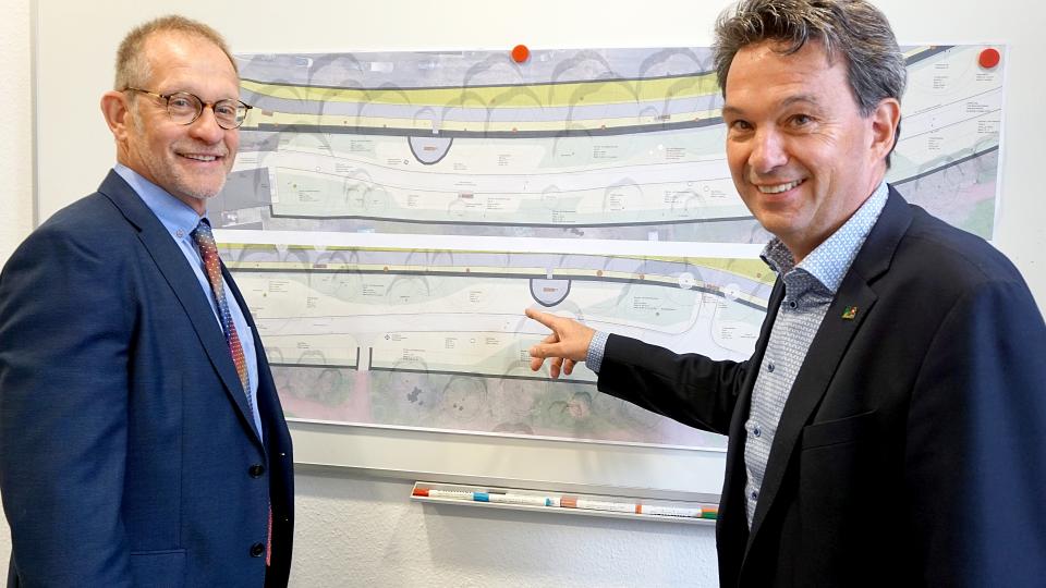 Bürgermeister Dr. Eckhard Ruthemeyer (rechts), Ferdinand Aßhoff, Bezirksregierung Arnsberg (links)