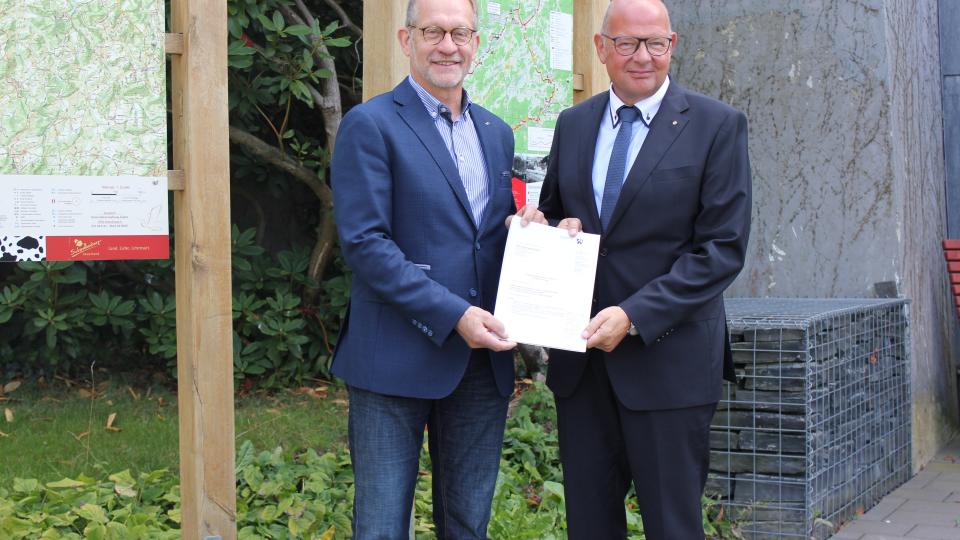 v.l.n.r. Ferdinand Aßhoff (Bezirksregierung Arnsberg) und Bürgermeister Stephan Kerstin
