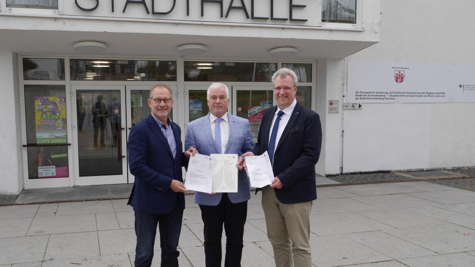  v.l.n.r. Ferdinand Aßhoff (Bezirksregierung Arnsberg), Bürgermeister Bernhard Halbe und Andreas Dicke, Technischer Beigeordneter 