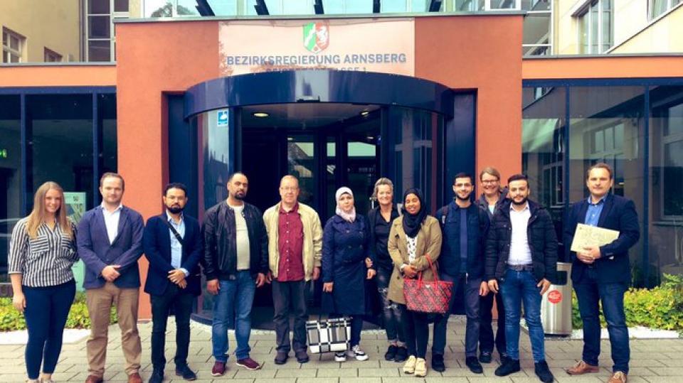 Besucher*innengruppe mit Vertreter*innen der Bezirksregierung Arnsberg