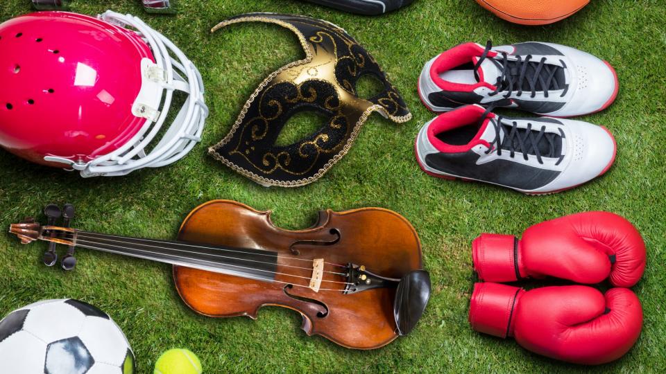 Abgebildet sind Sportgeräte und Sportkleidung aus unterschiedlichsten Sportarten. Darüber hinaus sind auch noch Gegenstände aus Kunst und Kultur abgebildet, wie z. B. eine Violine und eine venezianische Maske.