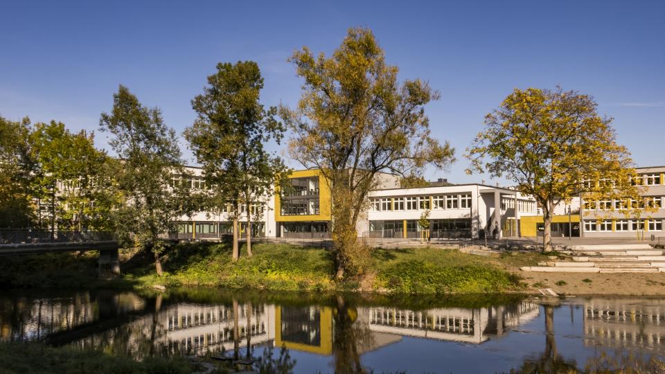 Ein Bild von einem Seminargebäudekomplex in idyllischer Lage. 