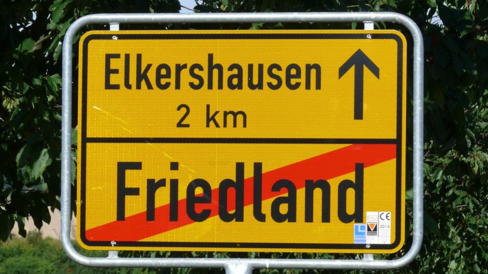 Ein in ländlicher Region stehendes Ortsausgangsschild. Der Ort Friedland endet hier und in zwei Kilometern Entfernung beginnt der Ort Elkershausen. 