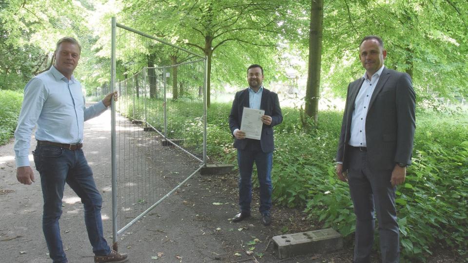 Von links: Dr. Rainer Sprungmann, Planungsamt Stadt Schwerte, Bürgermeister Dimitrios Axourgos und Thorsten Schmitz-Ebert, Leiter der Umweltabteilung der Bezirksregierung Arnsberg