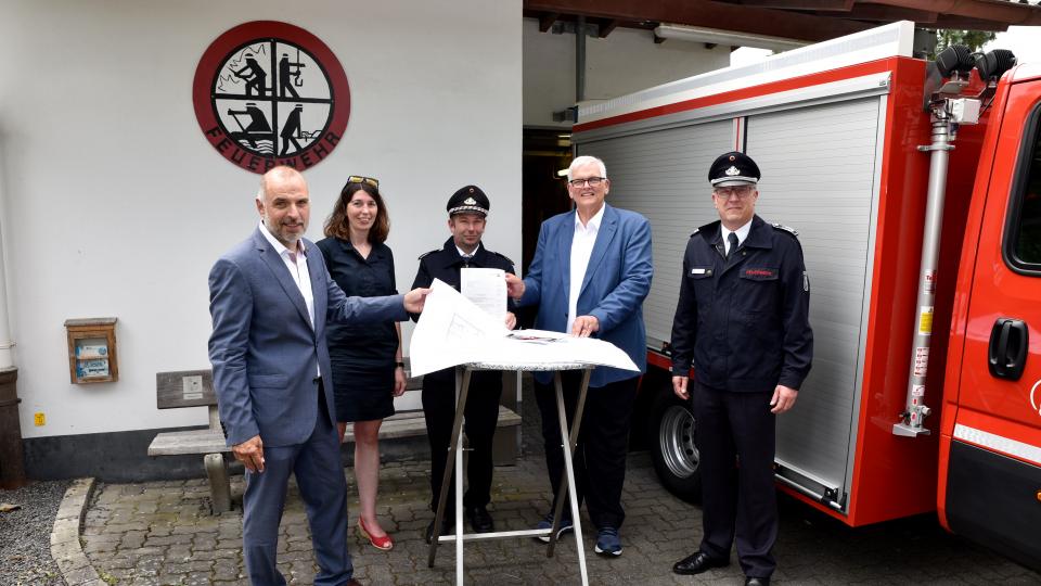 v.li.n.re - Bürgermeister Ralf Paul Bittner, Fachbreichsleiterin (Planen, Bauen, Wohnen) Michaela Röbke, Leiter der Löschgruppe Breitenbruch Stephan Kemper, RP Hans-Josef Vogel und Leiter Feuerwehr Arnsberg Bernd Löhr