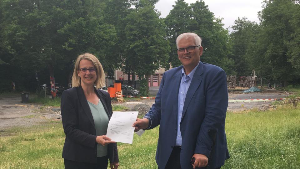 Bürgermeisterin Nicole Reschke erhält den Förderbescheid von Regierungspräsident Hans-Josef Vogel