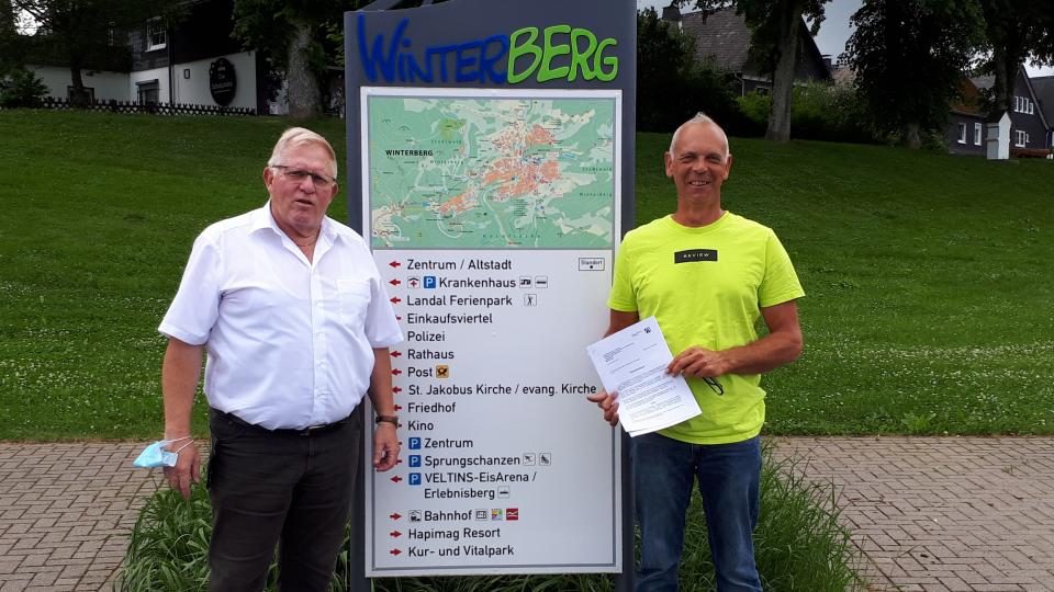 Karl-Friedrich Böhm (li.) übergab die Schlussfeststellung an den Vorsitzenden der Teilnehmergemeinschaft der Flurbereinigung Bergwiesen Winterberg Klaus Hunold.