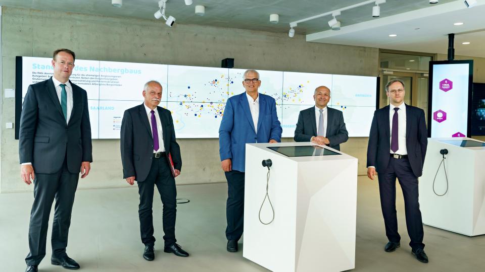 (v.l.n.r.): Michael Kalthoff (Vorstand Finanzen, RAG), Andreas Welz (Abteilungsleiter Bergbau und Energie NRW, Bezirksregierung Arnsberg), Regierungspräsident Hans-Josef Vogel, Peter Schrimpf (Vorstandsvorsitzender, RAG), Dr. Michael Drobniewski (Betriebsdirektor Grubenwasserhaltung, RAG)
