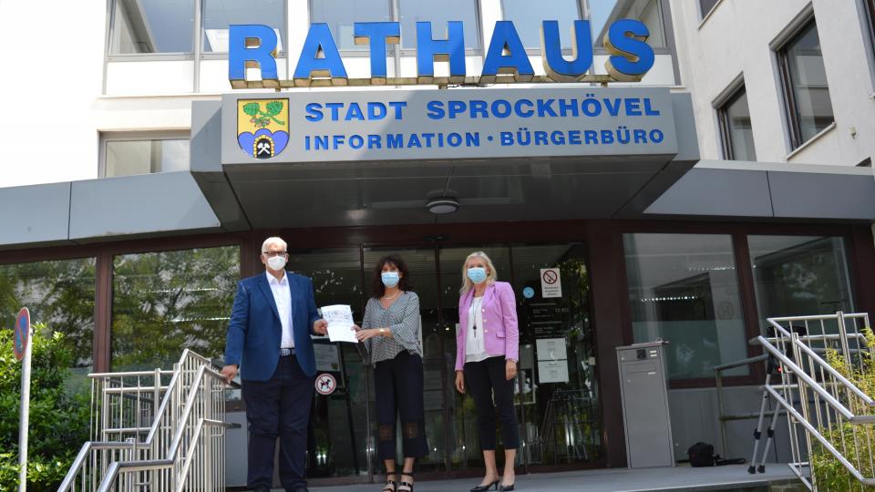 (v.l.n.r.) Regierungspräsident Hans-Josef Vogel, Bürgermeisterin Sabine Noll und Susanne Görner, Fachbereichsleitung Bauen und Wohnen