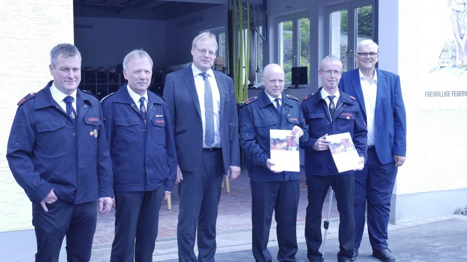 Foto vor dem Feuerwehrhaus mit Regierungspräsident Hans-Josef Vogel