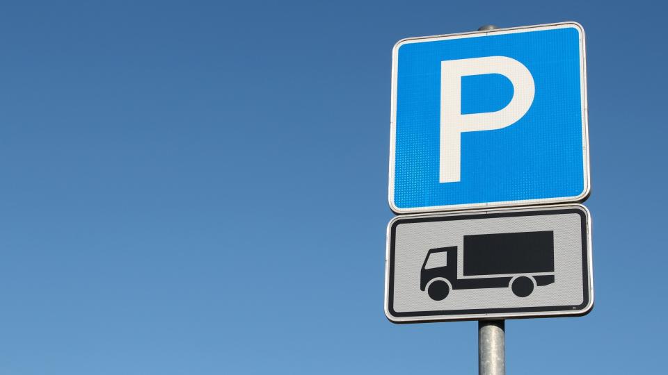 Deutsches Verkehrszeichen: Parken für Kraftfahrzeuge mit einer zulässigen Gesamtmasse über 3,5 t