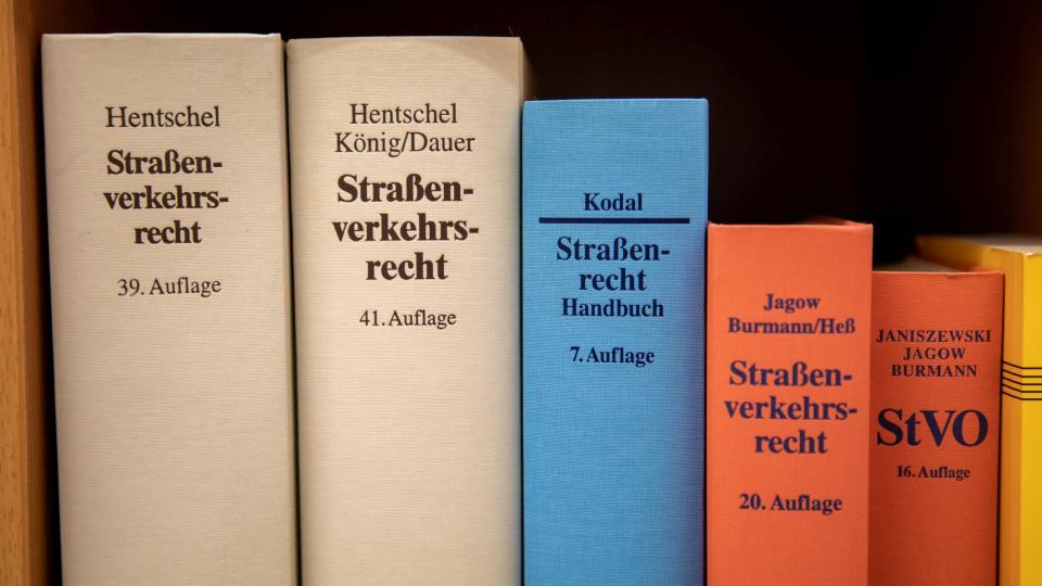 Verschiedene Gesetzbücher und Kommentare zum Straßenverkehrsrecht.