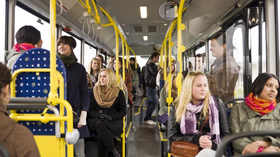 Eine große Gruppe von Personen fährt mit einem Bus.