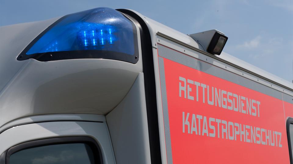 Ein Einsatzfahrzeug mit der Beschriftung "Rettunsdienst" und "Katastrophenschutz"