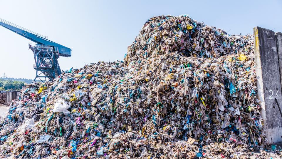 Abfall von Plastikflaschen und anderen Arten von Plastikabfällen auf der Mülldeponie.