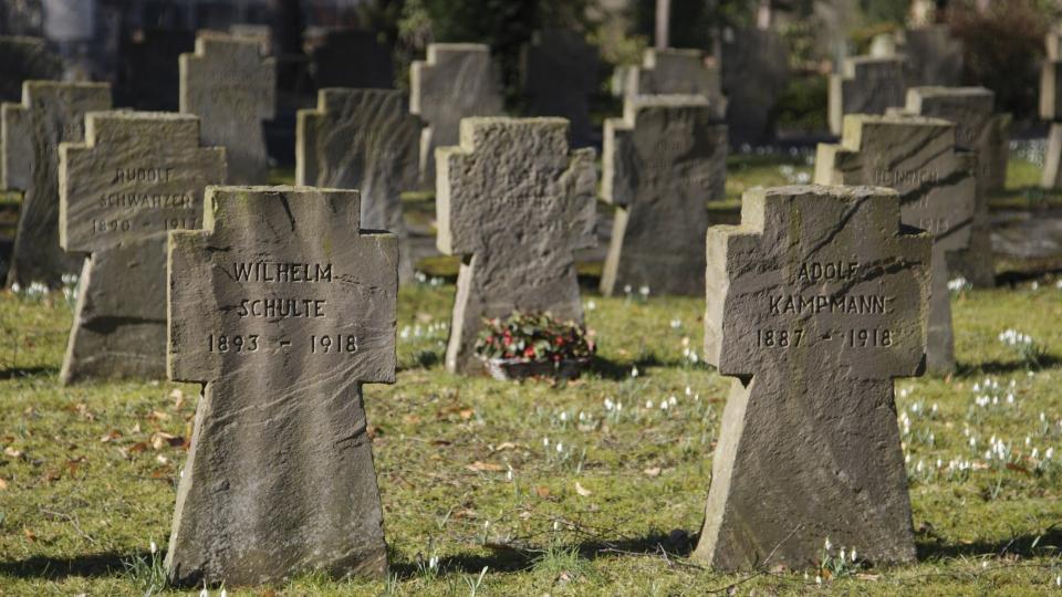 Grabsteine auf einem Soldatenfriedhof.