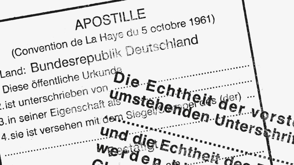 Zwei Stempelabdrücke von Beglaubigungen und Apostillen.