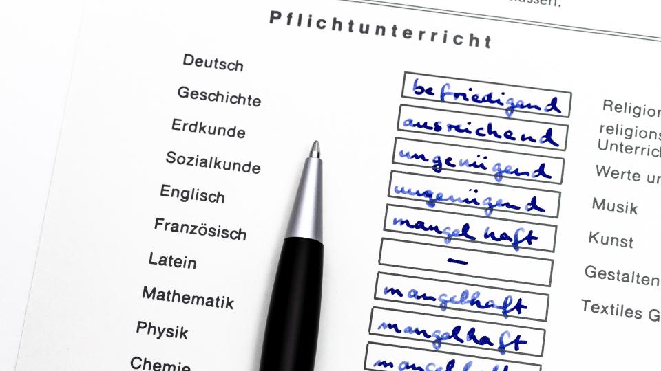 Schulzeugnis mit schlechten Noten