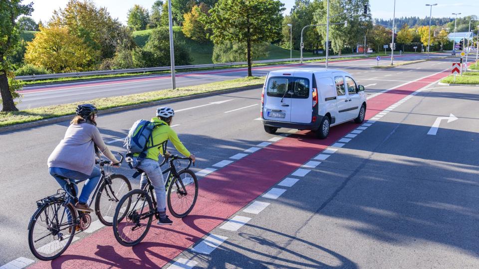 Verkehrssituation mit Auto und Radfahrer*innen