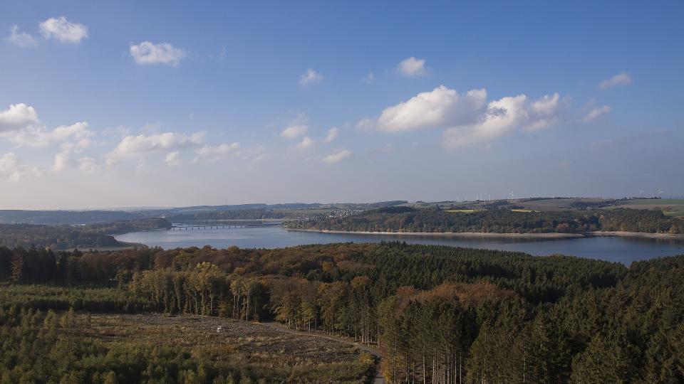 Abgebildet ist die Möhnetalsperre im Landkreis Soest. 