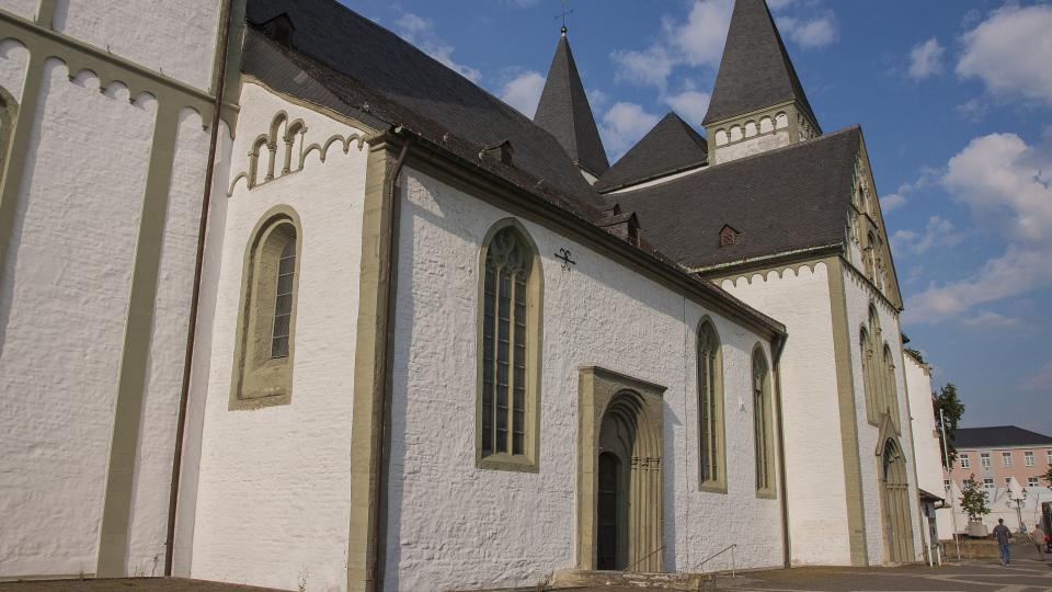 Abgebildet ist eine gut erhaltene Kirche. 