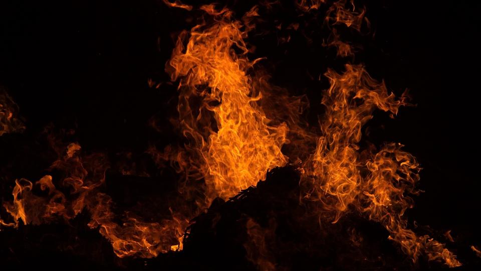 Abgebildet ist ein brennender Haufen nicht identifizierbarer Materialien.