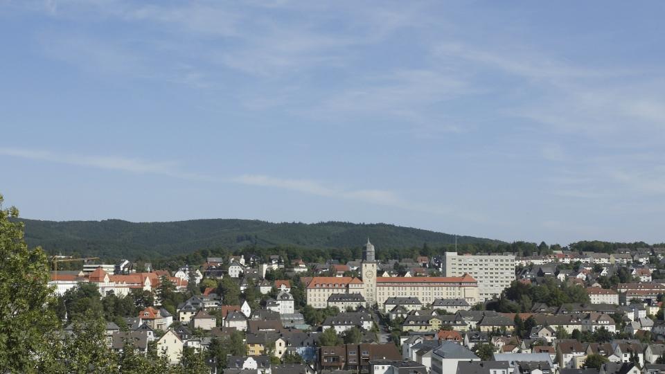 Blick auf die Stadt Arnsberg, im Hintergrund ist das Hauptgebäude der Bezirksregierung Arnsberg zu sehen