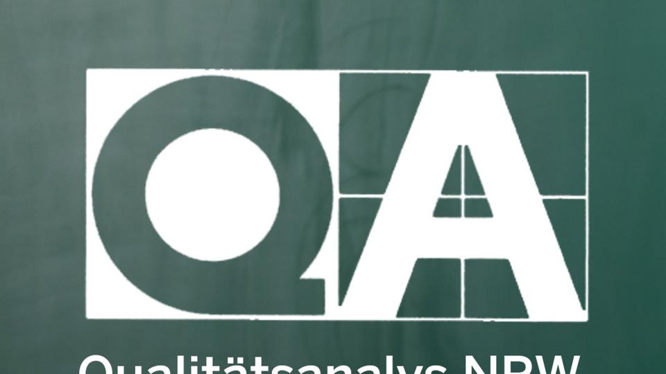 Das Symbol der Qualitätsanalys NRW, welches aus einem großen Q und einem großen A besteht auf einer Tafel