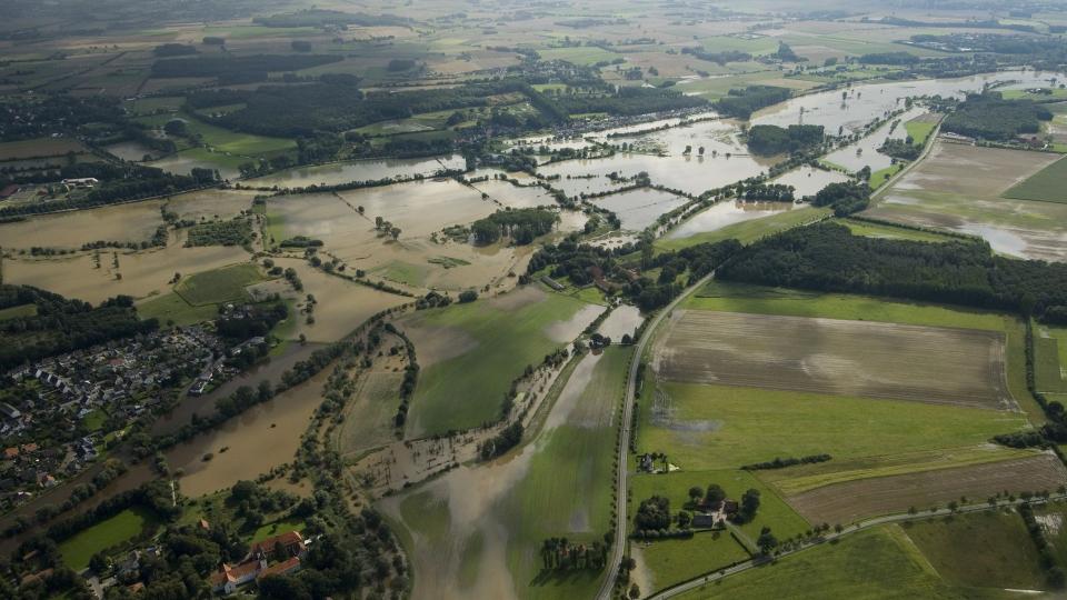 Eine Luftaufnahme von einigen überschwemmten Wiesen bei Lippstadt