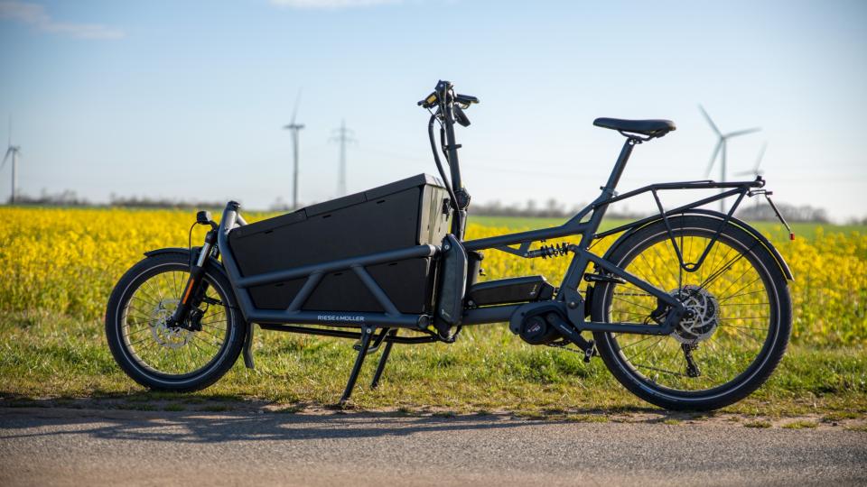 Ein elektrisches Lastenfahrrad steht auf einer Straße