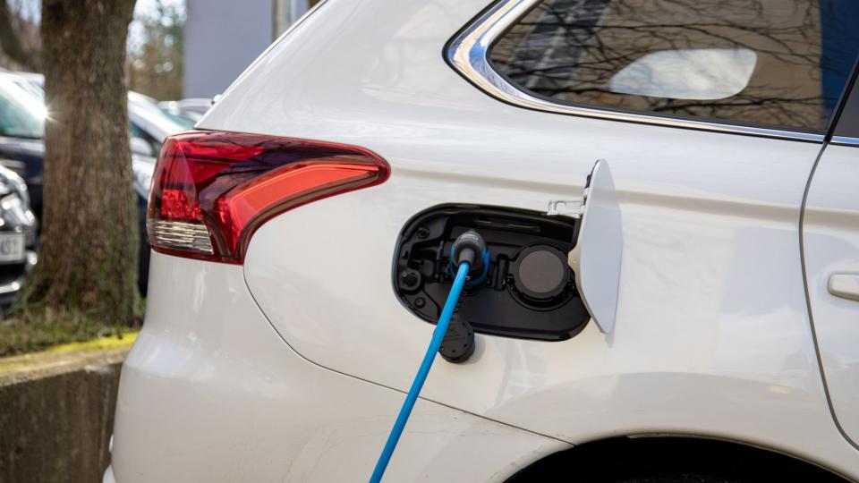 Ein Ladekabel steckt im Ladeanschluss eines Elektroautos