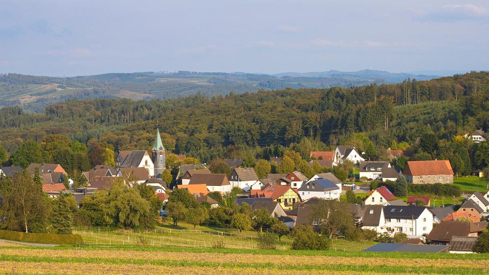Ein Panorama eines Dorfes in ländlicher Umgebung. 