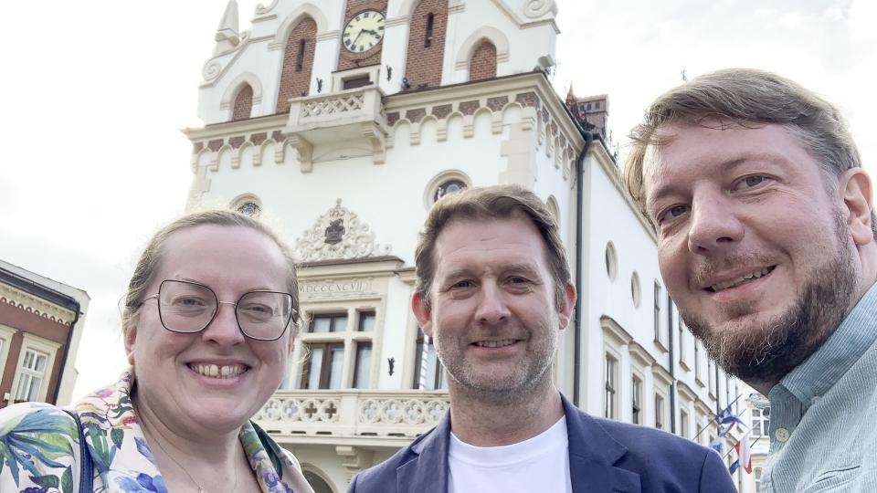 René Lottermoser und Jakob Terlau mit Dr. Agnieszka Buk (Honora