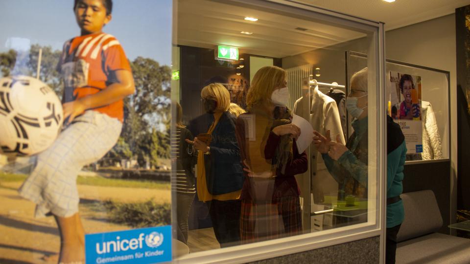 Monika Nienaber-Willaredt (Schulabteilungsleiterin) und Ingrid Halbe (UNICEF-Arbeitsgruppe Sauerland) im Gespräch bei der Ausstellungseröffnung 