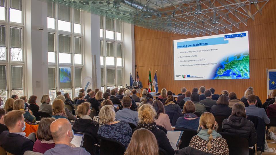 Herr Stefan Schaaf (Referatsleiter des PAD für die Nationale Agentur an Schulen) hält im großen Sitzungssaal der Bezirksregierung Arnsberg einen Vortrag über das Thema "Planung von Mobilitäten" im Rahmen von EFFORT-A.