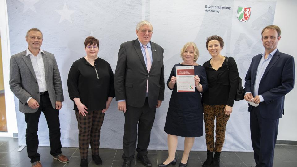 Regierungsvizepräsident Volker Milk und Nicole Skaruppe von der BR Arnsberg, Minister Karl-Josef Laumann sowie vom Gemeinschaftskrankenhaus Herdecke: Doris Knorr, Dr. med. Anette Voigt, Leitende Ärztin der Frauenheilkunde und Geburtshilfe & Ärztliche Direktorin, und Christian Klodwig, Geschäftsführer