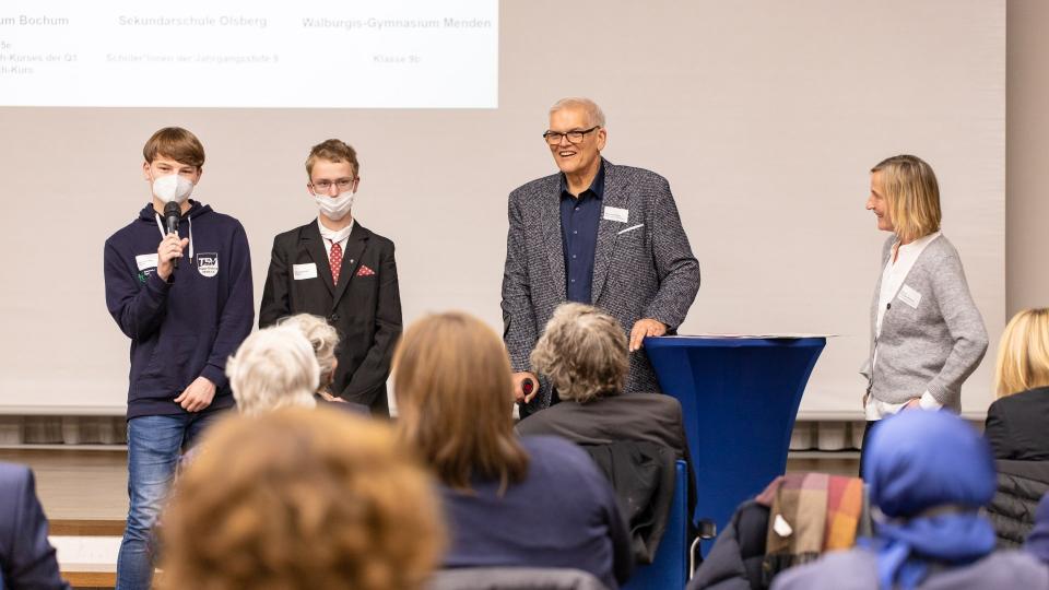Preisträger*innen der Jahrgangsstufe 9 der Sekundarschule Olsberg mit Regierungspräsident Hans-Josef Vogel