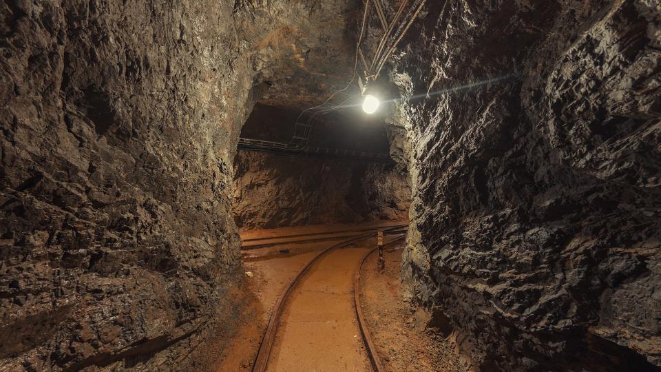 Abgebildet sind Schienen im Bergbau unter Tage. 