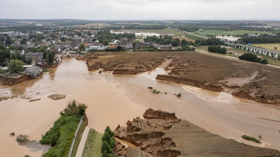 Das Luftbild zeigt die Lage in Erftstadt-Blessem am 18. Juli 2021